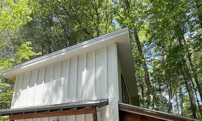 Hendersonville House | Discover the Beacon Loft, nestled in the mountains of Hendersonville, NC.