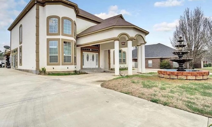 Whitehouse House | Mini Mansion 5-bedroom house in lovely Whitehouse with WiFi, Sauna, etc.