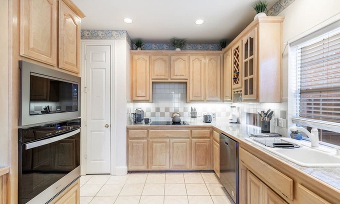 Valley Ranch House | Spacious 5 Br 2.5 Bath Home 15 min From Dfw Port/ATT/TexasLive/6 Flags/Garage