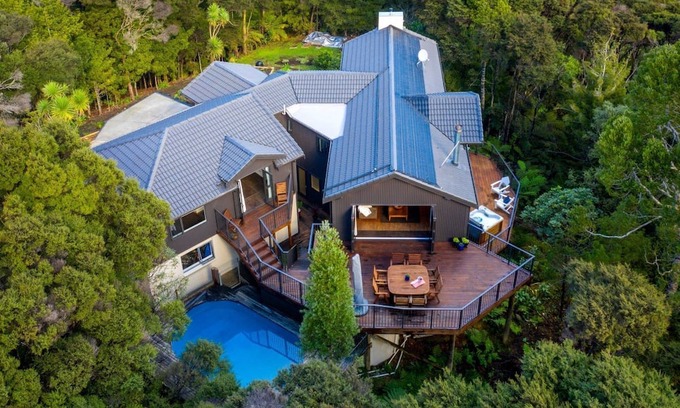 Albany Heights Apartment | Secluded forest retreat -3min to Albany - incl pool and large patios