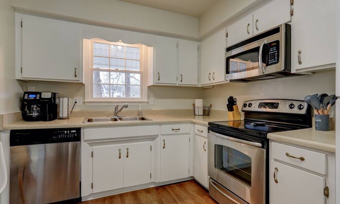 Drayton House | Comfortable home, workspace, close to downtown, schools, and hospitals