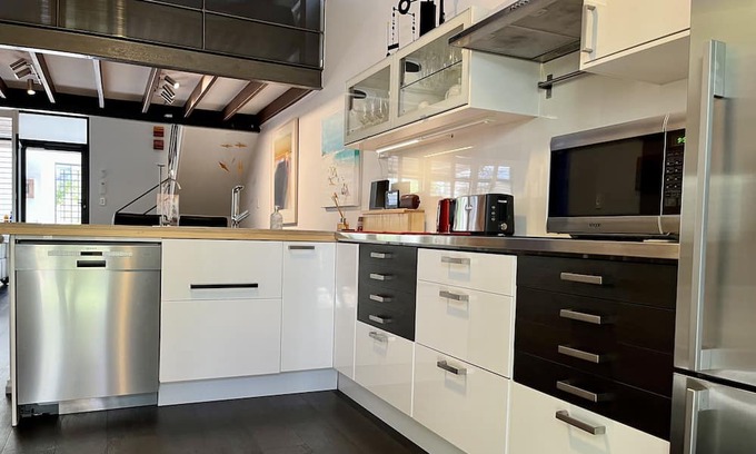 South Fremantle House | Paradise Hideaway, a superb, quiet oasis a short walk to the beach and the cafes