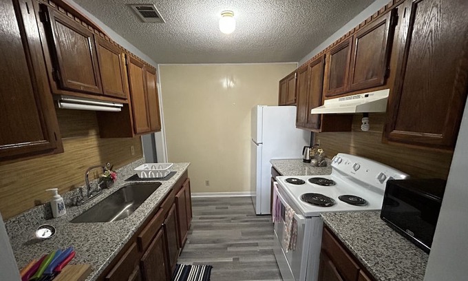 Calhoun Apartment | 2 Bedroom Apartment in Calhoun. 45 mins to Atlanta or Chattanooga!