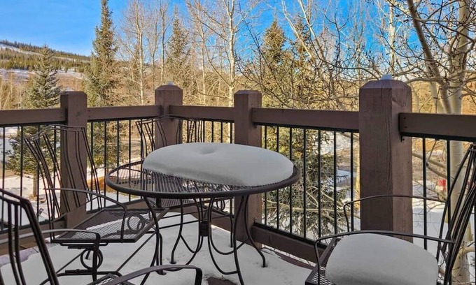 The Highlands Condo | 2BD Condo by Shuttle Ski Lifts and Golfing