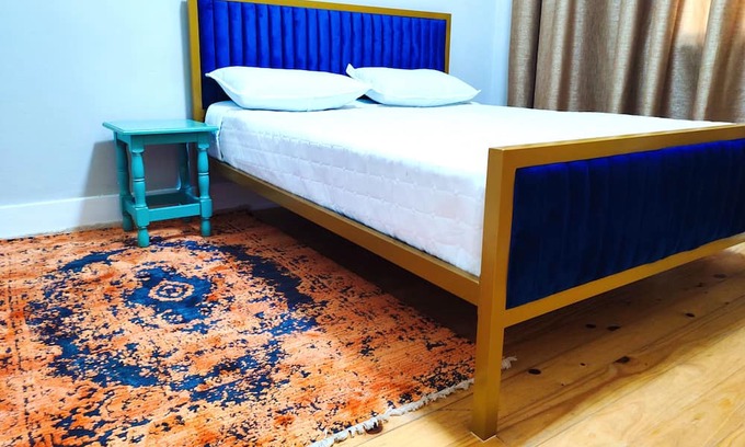 Port Elizabeth Central House | Located at the doorstep of the harbour with a seaview