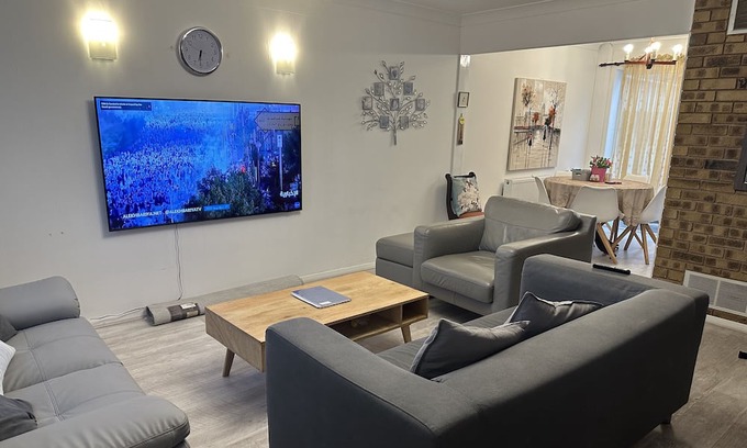 Tilbury House | Beautiful 3 bedroom house in Tilbury ,close to Amazon LCY2. Ideal for Amazonians