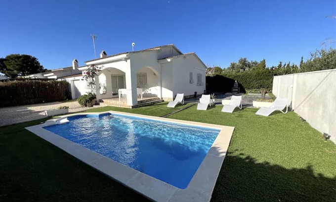 Les Tres Cales Ski Chalet | Agradable Villa con Piscina a 800m de la Playa