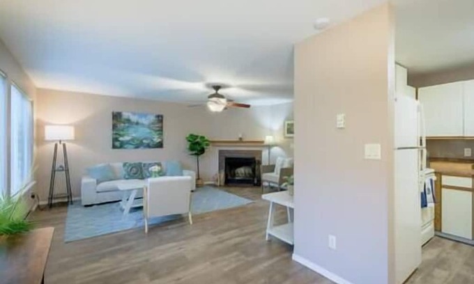 West End House | 2BR | Tacoma | Hospital Proximity | Spacious | Fully Fenced