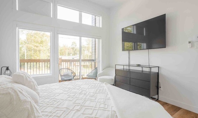 Saint-Gabriel-de-Brandon House | Huge modern chalet with spa and lake access
