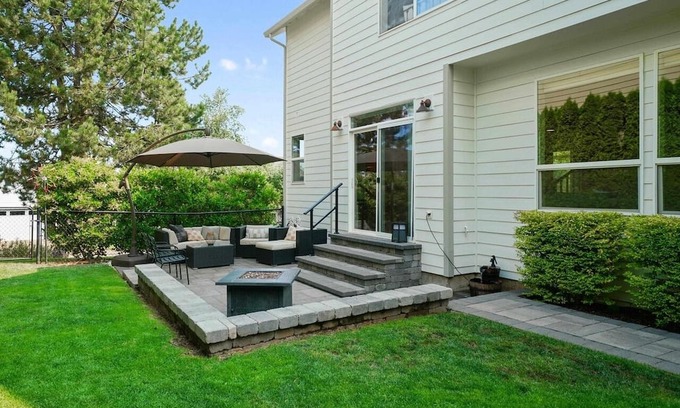 South Gateway House | New listing pricing! 3 bed, 2.5 bath luxury living. Avail. for long term rental