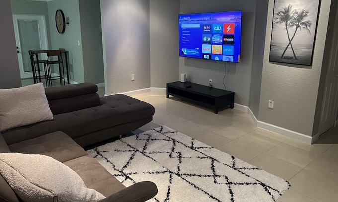 Princeton House | Beautiful 3 bedroom 2 bath room house with tons of amenities right outside Miami