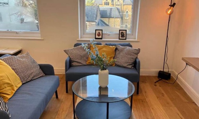 Epsom Apartment | Amazing 1bed Epsom High Street - 2 East St