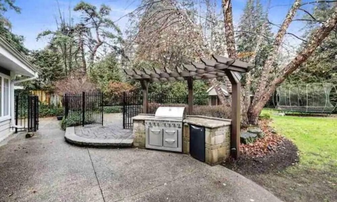 Burlington Villa | Private 4-bedroom home steps to Lake Ontario