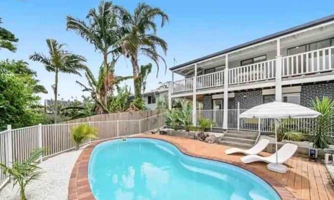 Coomera House | Modern Home by the River
