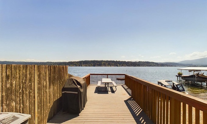 East Lake Hills House | Stellar Bellevue 4BR w/Parking, nr Lake + Hiking, by Blueground