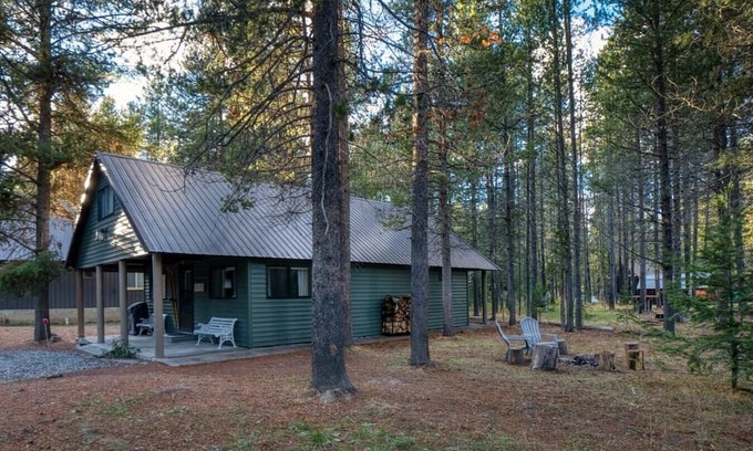Island Park Cabin | Cozy Bear Cabin | Sleeps 8 | Close to River | 33 miles to YNP