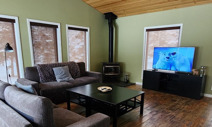 Lac du Bonnet Cabin | A golfers dream just a few yards from the 8th hole. Pet friendly !