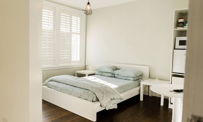 Desjardins Apartment | La Cendrillon - Private Bathroom