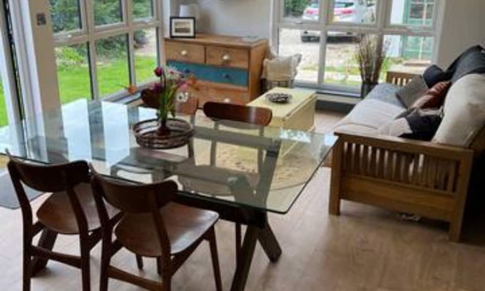Randwick Cabin | Cotswold's-2 Bedroom Cosy Lodge-Sleeps 6-Parking