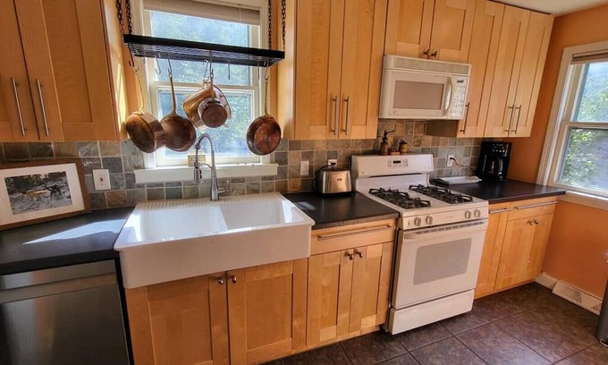 Lyndhurst House | Cute 3 b 1 b Family home in Cle
