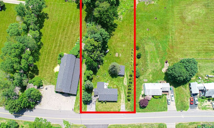York House | Minutes to multiple beaches, country setting,1 acre, private