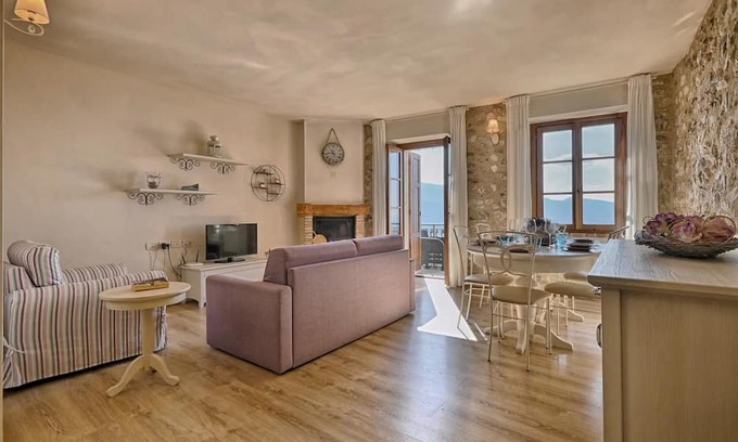 Oldesio Apartment | Apartment 'Il Grano' with Lake View, Private Terrace and Wi-Fi