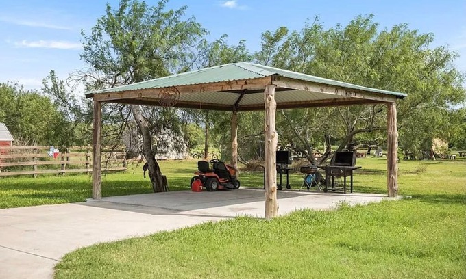 Los Fresnos House | Beautiful 2 acre ranch house 20 min from the beach.
