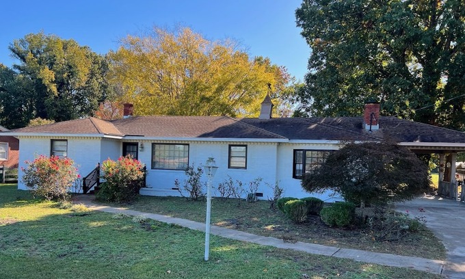 Rocky Mount House | Pet-friendly Eclectic 3bed Ranch near HWY-301