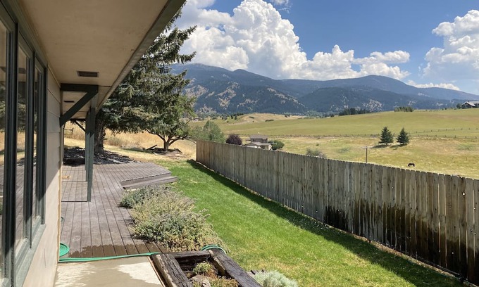 Bozeman House | DISCOUNTED RATES! Private home in Bridger Canyon!