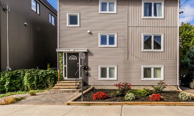 Ottawa Division Apartment | Perfect location 2 bed with Parking and wifi