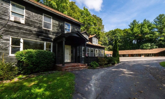 Hillsdale House | Bring Large Group To Hillsdale 10 Bdr & 7 Baths