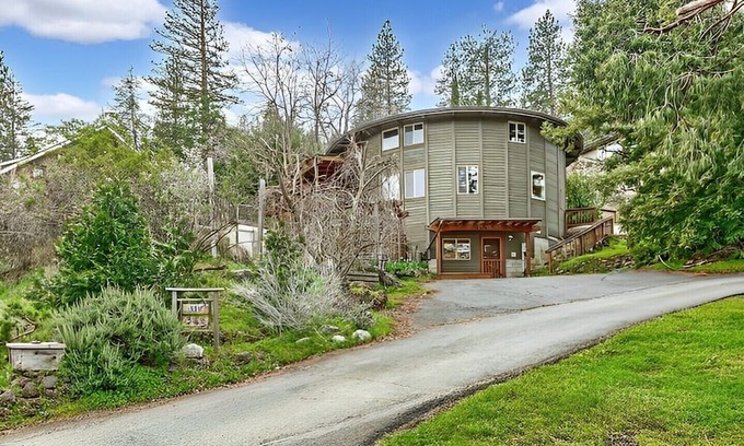 Ashland House | Monthly Single family house just blocks to Ashland's downtown