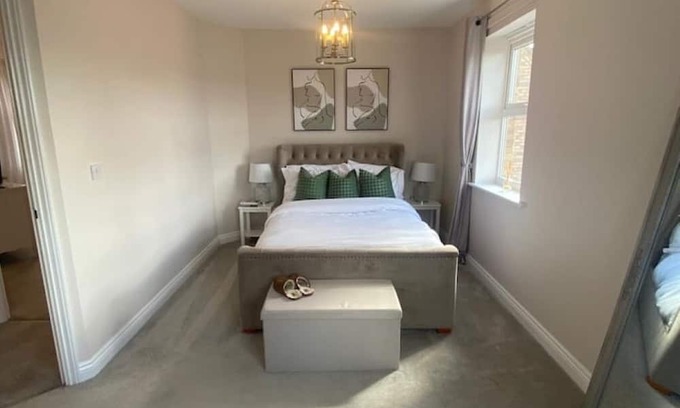 Northampton Apartment | 🏡 Stylish 2-Bed Top Floor Apartment Near Moulton Park & Bradlaugh Fields
