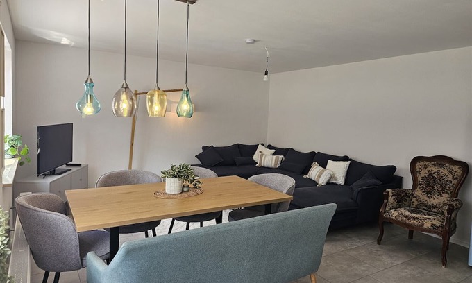Muensingen Apartment | Apartment 'Alb-Apfel' with Private Terrace, Shared Garden and Wi-Fi