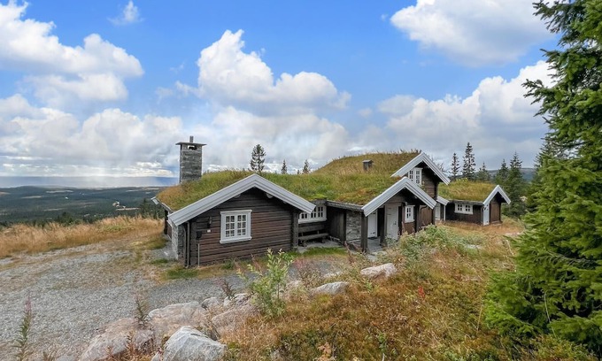 Lillehammer House | Beautiful home in Lillehammer with house a mountain view