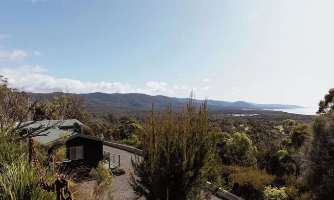 Bicheno Cabin | Panorama Cabin - a cosy shack + an unreal view (B)