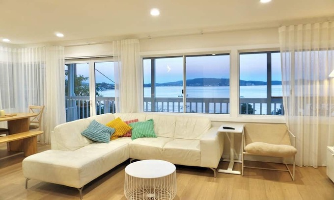Tascott House | Coastal Retreat with Water Views