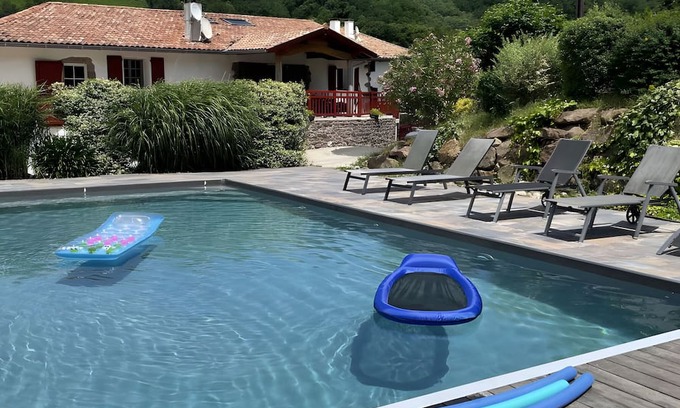 Bidarray House | Holiday Home 'Larretenia' with Mountain View, Private Pool and Wi-Fi