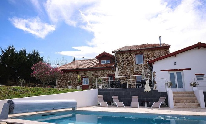 La Bastide-Clairence Bed & Breakfast | Guest Room 'Maison Perbos 1556 - Cancha' with Shared Pool, Wi-Fi and Air Conditioning