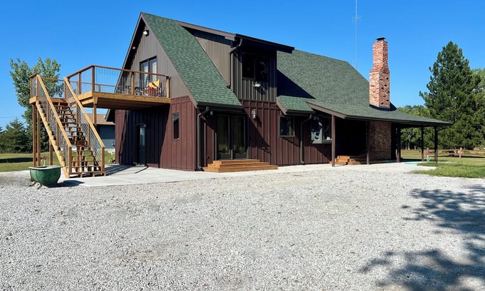 Grand Island Cabin | Rusty Flatts-Countryside Retreat Just Outside Grand Island – Sleeps 8