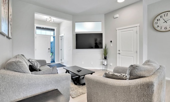 Southeast Calgary House | New Stylish 6BR/8BD/4.5BT/Ac/Remote Work/Games/Lake Access
