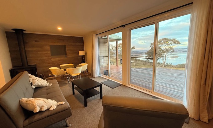 East Jindabyne Cottage | Outstanding lake and alpine views in a cosy rural house.