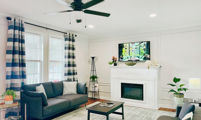 Smithfield House | Historic Downtown Gem, 7 mins to Premium Outlets