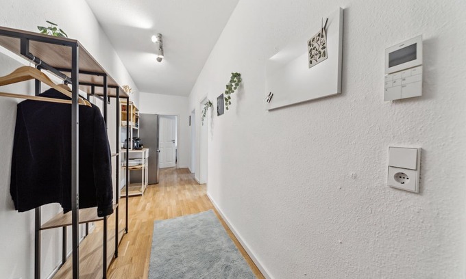 Reudnitz-Thonberg Apartment | Modern city apartment by the park