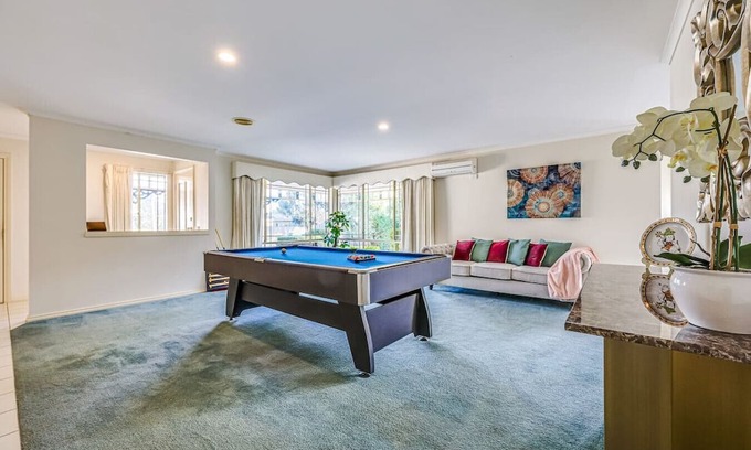 Cranbourne House | StayAU Family Retreat w/Pool Table in Cranbourne