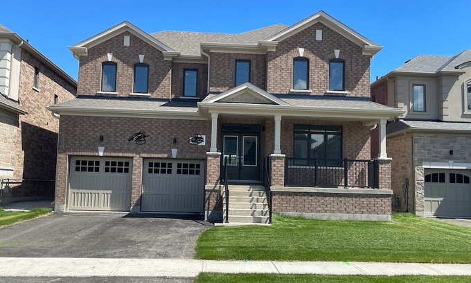 Stayner House | Bright and Spacious Beach and Mountain Retreat. Couples, small and big families