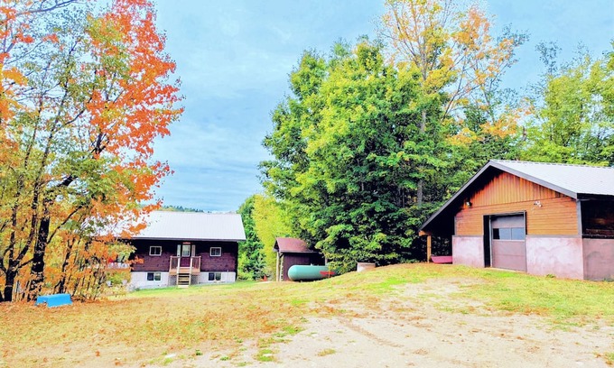 Weslemkoon Cottage | Beautiful Log Home + XL BUNKIE by Weslmkoon lake
