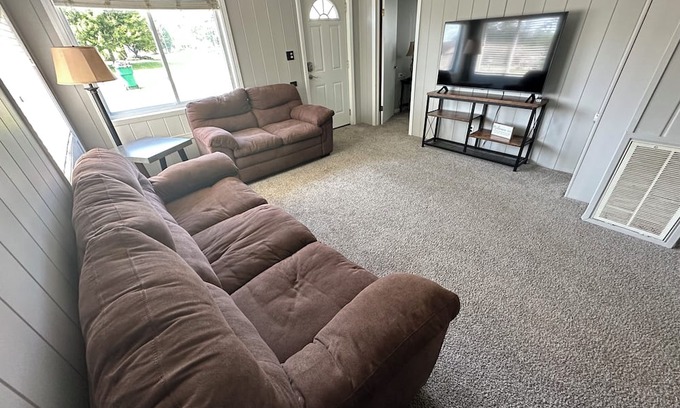 Bay City House | Comfy, cozy, and quiet. Very close to Kawkawlin River, access very close!