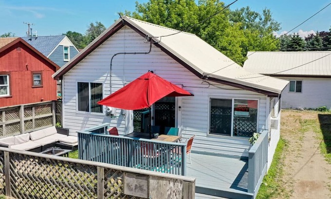 Irving House | Remi-Loo's Bay Escape: Cottage in Sunset Bay
