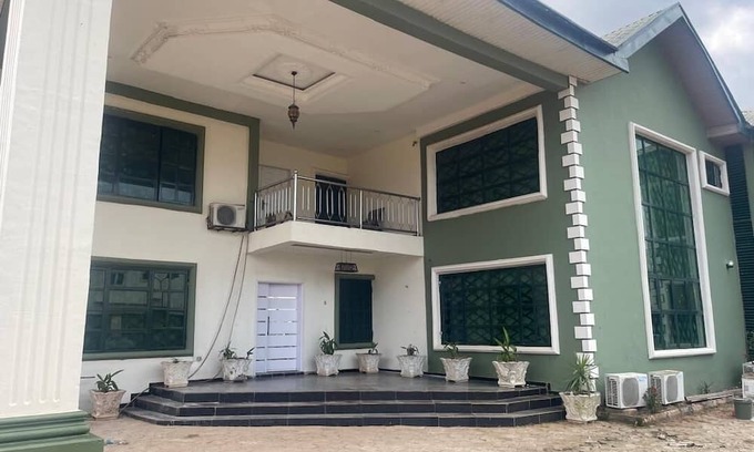Benin City Apartment | Exotic 3-bed in a Mansion in Benin City-swimming pool, fitness room, 24/7 power